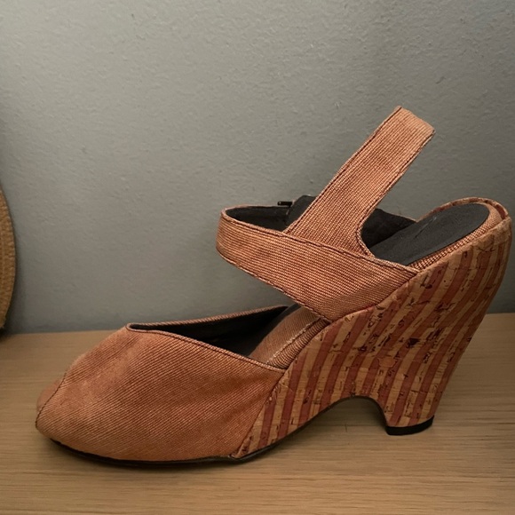 John Fluevog Pindowns Raquel apricot colored wedges size 11. - Picture 12 of 13